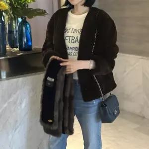 알테스모피 브이넥 코어 플럭 밍크 자켓 AF11