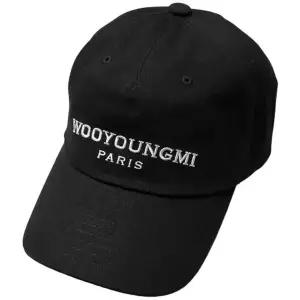 [명품] 우영미 26SS 로고 자수 엠브로이드 볼캡 블랙 모자 W261CA52661B
