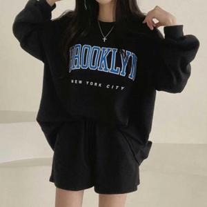 캠핑 등산 여행 룩 루즈 핏 박시 맨투맨 레터링 코디