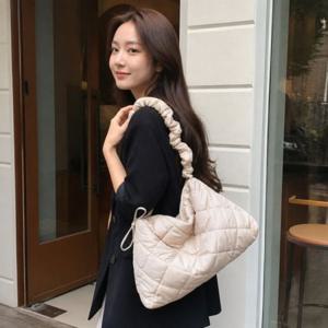여성 숄더백 퀼팅 패딩 프릴 크로스백 데일리 가방 쇼퍼백 겨울 데이트룩