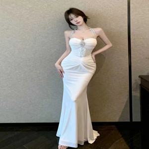 우아하고 섹시한 피쉬테일 백리스 슬리브리스 가운, 화려한 드릴 장식과 하이웨이스트 롱 드레스, 20대 여성을 위한 디자인