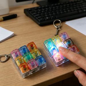 LED 키보드 키체인 피젯 토이 클릭 가능한 버튼 스트레스 해소, 휴대용 책상 액세서리 사무실 장식 선물