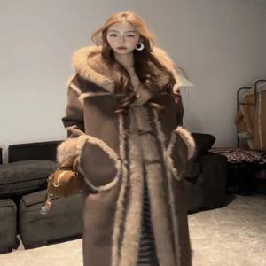 미니멀리스트 스타일 롱 칼라 패스 스트립스 유니폼 사이즈 여성용 가을 시즌 긴소매 인조 모피 코트
