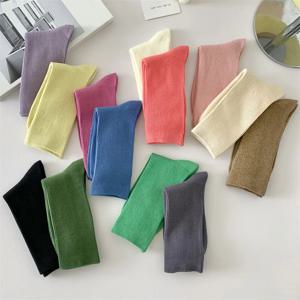 여성 솔리드 컬러 캔디 양말 통기성 플레인 베이직 심플 걸즈 크루 루즈 캐주얼 양말 신축성 있는 부드럽고 편안한 발목 양말