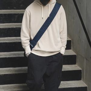 Maden의 레트로 남성용 긴팔 후디는 단색 디자인으로, 루즈핏과 드로스트링이 특징입니다. 가을과 스트리트웨어에 적합하며, 편안함과 스타일을 모두 갖춘 캐주얼한 아이템입니다. 일상적인 착용에 최적인 제품입니다