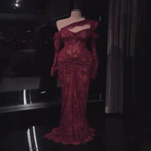 2026 럭셔리 와인 레드 레이스 비즈 장식 머메이드 이브닝 드레스 원숄더 러칭 포멀 파티 가운 맞춤 제작 고품질