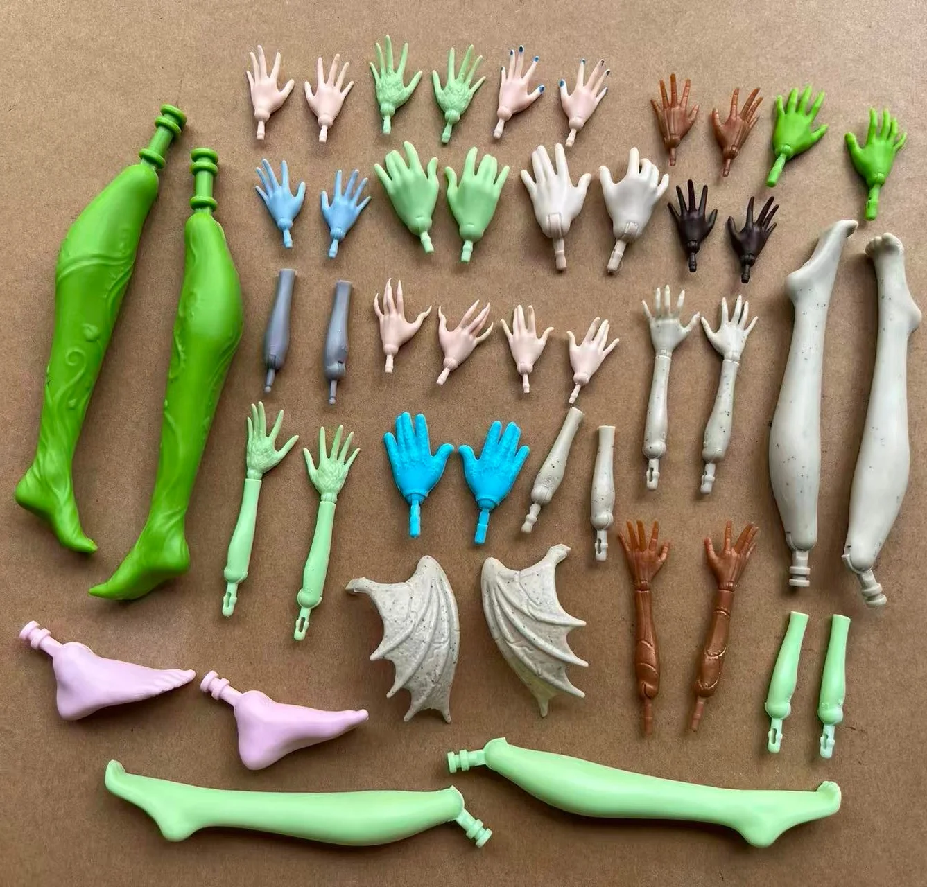 몬스터 인형 교체 부품 세트 DIY 인형 드레싱 액세서리에는 손, 발, 팔꿈치 등이 포함되어 있어 개성 있는 인형 제작이 가능합니다.