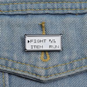 직사각형 텍스트 에나멜 핀 맞춤형 FIGHT ITEM RUN 브로치 옷깃 배지 펑크 주얼리 어린이 친구를 위한 선물
