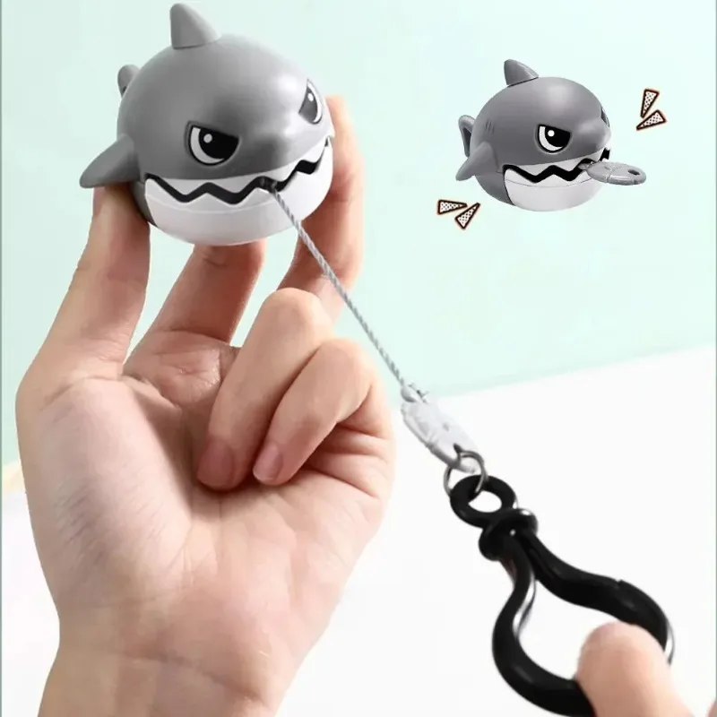 새로운 창의적인 재미있는 당기는 줄 니블링 샤크 키체인, 만화처럼 작은 물고기를 먹는 상어 열쇠고리, 자동차 가방 작은 펜던트 선물