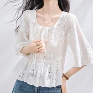 [패션시그널] 플라워펀칭 나팔소매 블라우스 F7246C