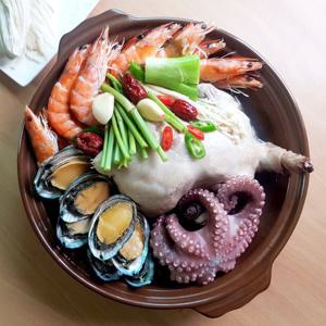 [덕이네수산삼계탕] 3인용 해신탕세트(전복/돌문어/새우/약초/칼국수)
