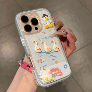 TEMU 휴대폰 케이스 - 만화 3D 오리 스티커 도파민 캔디 색상 생생한 2-In-1 대형 구멍 휴대폰 케이스, 거울 스탠드 포함, 내구성 좋은 먼지 및 지문 방지, 귀여운 휴대폰 케이스, 할로윈 휴대폰 케이스, 크리스마스 휴대폰 케이스, 아이폰 17 Pro Max에 적합