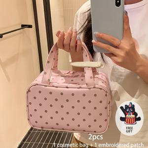 TEMU 2개 세트 폴카 도트 메이크업 가방 + 귀여운 자수 패치. 인스타 감성 고급스러운 여성용 여행용 수납 가방, PU 소재로 제작된 대용량 레이어드 디자인. 삼중 칸막이 구획 디자인, 캐리어에 걸 수 있는 기능, 정리를 위한 여러 개의 내부 메쉬 포켓 포함. 출퇴근, 여행, 친구 선물용으로 적합