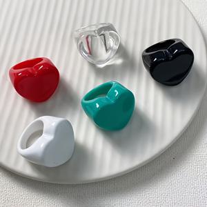 멀티 컬러 하트 조합 5개 세트, 화려한 레진 반지 세트, 빈티지 활용도 높은 피치 하트 반지, 스위트 스타일 스택 가능한 주얼리