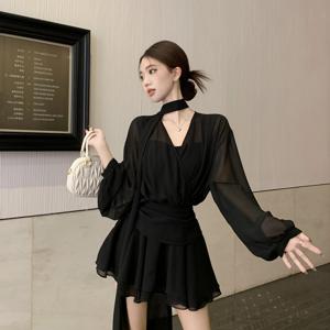블랙 브이넥 긴팔 셔츠 원피스 2026 봄 여름 기품 있는 허리 슬림핏 짧은 주름 스커트