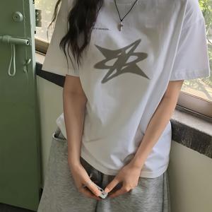 TEMU 여성을 위한 트렌디한 Y2K 아트 디자인 패턴 반팔 티셔츠. 스타일리시한 영어 레터 프린트가 특징이며, 루즈핏과 라운드넥으로 여름에 완벽합니다.