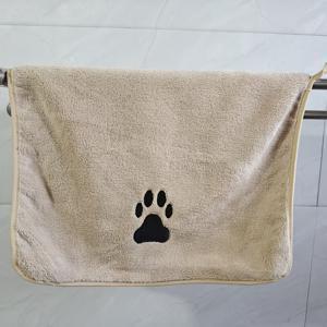 1pc 슈퍼 소프트 퀵 드라이 코랄 플리스 애완 동물 수건 - 고 흡수성 및 내구성, 고양이 및 개용, 핑크 및 그레이 옵션, 모든 품종 및 크기, 개 및 고양이용 수건, 고양이 관리 필수품, 재미있는 발 인쇄 디자인, 두꺼운 플러시 소재