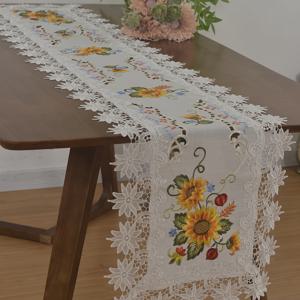 100% 폴리에스터 원단으로 제작된 자수와 마크라메 레이스 테이블 러너 1개. 40cm x 88.9cm, 40cm x 135cm, 40cm x 180cm 세 가지 사이즈로 제공되며, 가정용, 파티, 축하 행사 및 일상 생활에 적합합니다.