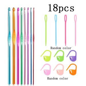 18개 크로셰 세트, 8개 크로셰 바늘(2mm-5.5mm) 컬러 알루미나 싱글 헤드 뜨개바늘 DIY 뜨개질 도구 크로셰 세트 크로셰 스웨터 바늘 (색상 랜덤) 초보자를 위한 필수품