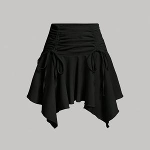솔리드 컬러 비대칭 밑단 스커트와 끈 디테일