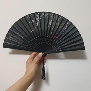 스타일리시한 빈티지 중국 수묵화 버드나무 잎 수엽초, 흑백 꽃무늬와 레드 디테일이 돋보이는 손잡이 부채, 전통 중국 예술 스타일, 여성용 여름 패션에 완벽
