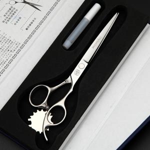 TEMU 정품 일본 Thglacine 440C 실버 스테인리스 스틸 풀사이즈 고품질 헤어 가위. 오래 지속되는 면도날 같은 날카로움과 내마모성을 위한 핸드 폴리싱. 인체공학적 설계의 손잡이는 매우 가벼워 장시간 사용 시 손의 피로를 줄여줍니다. 이 가위는 전문 헤어스타일리스트들에게 선호되며 고급 선물용 상자에 포장되어 있습니다