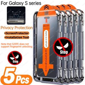 삼성 갤럭시 S22 5G, S22+ 5G, S23, S23+, S24, S24 Plus, S24 Ultra, S25, S25 Plus, S25 Ultra, S25 Edge, 그리고 S25 FE 시리즈용으로 설계된 5개 프라이버시 강화 유리 액정 보호 필름입니다. 9H+ 경도, 지문 방지 기능이 특징입니다.