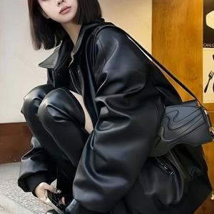TEMU 여성용 블랙 레더라이크 본버 자켓, 오버사이즈 핏으로 캐주얼하고 편안한 착용감을 제공하며, 레더라이크 소재로 세련되고 트렌디한 스타일을 연출할 수 있고, 가벼운 무게로 활동성도 뛰어나며, 데일리 룩부터 스트릿 코디까지 다양한 분위기에 어울리며, 단색 디자인으로 매치하기 쉬운 가을 겨울용 여성 외투로, 질감이 좋고 내구성도 뛰어난