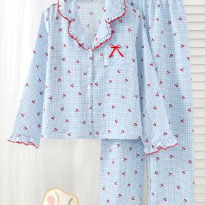 2pcs 체크무늬 체리 프린트 파자마 세트, 러플 긴소매 상의 및 바지, 편안한 레드 트림 홈웨어, 가디건 라펠 버튼 플리츠 레이스 리본 거실 복장