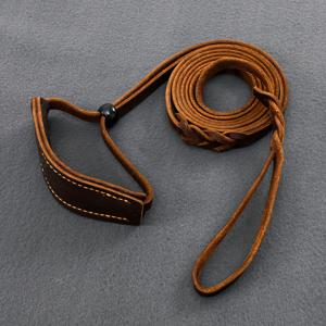 이 가죽 강아지 목줄은 길이 250CM, 폭 1.2CM로 튼튼하고 내구성이 뛰어나며, 중간 크기 이상의 강아지에게 적합한 조절 가능한 목걸이와 목줄 조합을 특징으로 합니다. 배터리는 없습니다.