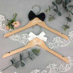 2pcs/1 세트의 목재 웨딩 드레스 행거, 슈트 및 오프 숄더 스커트 행거, 브리드와 남편을 위한 리본이 달린 매우 적합한 웨딩 드레스와 슈트, 웨딩 액세서리, 웨딩 장식 용품