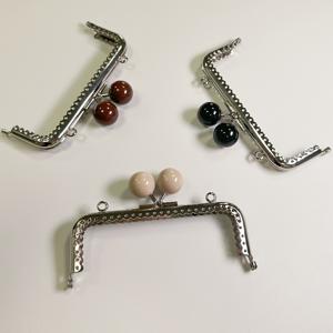 3개 스타일 귀여운 동전 지갑 프레임 (12.5Cm), 20mm 아크릴 사탕 모양 대형 비즈 걸쇠 장착. 블랙, 커피 브라운 및 브라운 색상으로 제공. 봄, 여름 나들이를 위한 장식 및 매칭에 적합한 성숙한 지갑을 꾸미는 가방 추가품