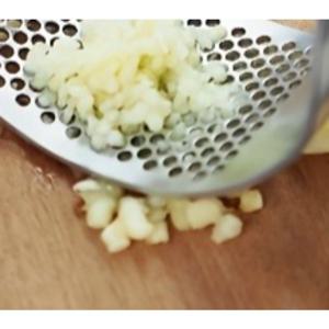 1개 인체공학적 수동 마늘 프레스, 편안한 손잡이가 달린 마늘 다지기 및 갈기용 마늘 분쇄기, 수동 야채 커터 및 과일 갈기, 레스토랑 및 슈퍼마켓에 적합, 전기 불필요, 현대적인 주방 도구