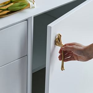TEMU 모던 옷장 및 캐비닛을 위해 디자인된 세련된 황동 손잡이. 골드 색상의 북유럽 스타일의 라이트 럭셔리한 미학이 특징이며, 긴 서랍에 적합합니다.