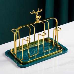 TEMU 엘크 물컵 홀더, 다크 그린 트레이가 있는 메탈 텍스처, 정교하고 고급스러움. 유리컵과 물컵을 뒤집어 걸 수 있으며, 물기 제거 디자인으로 컵을 건조하게 유지합니다. 주방에 차컵 보관용으로 두세요