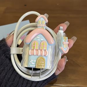 3D 만화 집 충전기 보호 커버, 아이폰 11, 12, 13, 14, 15, 16 호환, 18W-20W. 귀여운 핑크와 블루 지붕 디자인, 흰색 문과 지붕, 배터리 재료 불필요, 재미있는 디자인 | 아이폰 충전기용 충전기 보호 커버