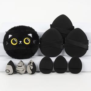10개입 자수 루즈 메이크업 퍼프 세트. 얼굴에 가볍게 루즈 파우더를 묻혀 세팅 효과를 연출합니다. 베이스 메이크업을 더욱 균일하고 밀착감 있게 만들고, 불균일한 적용을 방지하며, 찍어내거나 탭으로 메이크업을 할 수 있습니다.