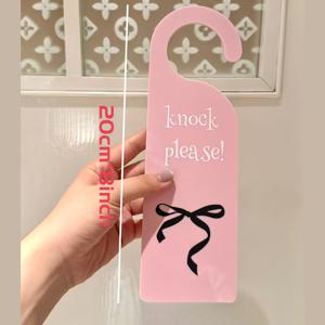 TEMU 2D 평면 나무 문 간판, 부드러운 라이트 핑크 색조, 간편한 'Please Knock' 텍스트, 우아한 블랙 리본 디자인, 귀엽고 세련됨. 다양한 손잡이에 적합한 원형 후크