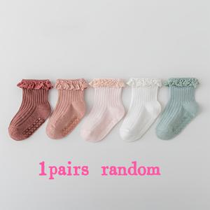 TEMU 신생아 생후 한 달용 랜덤 색상 레이스 양말 1켤레, 미끄럼 방지 통기성 아기 공주 양말, 사계절용 다용도