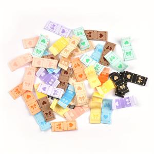 TEMU 50개입 1.5X4Cm 멀티컬러 리본 패턴 랜덤 혼합 천 라벨 칼라 라벨 엉킴 엣지 패브릭 태그 천 스티커 수제 재봉 가능 가방 스카프 장식 무접착