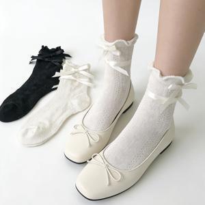 2켤레 봄/여름용 가벼운 레이스 발목 양말, 커프스에 리본 장식, 발레 스타일의 미드 카프 디자인으로 세련되게 연출, 스커트와 함께 입히기에 완벽. 다용도 블랙 & 화이트 옵션으로 제공