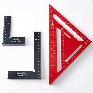 TEMU 알루미늄 합금 목공 측정 도구 세트 (L자형 사각형 2개, 다기능 삼각자 포함). 넓은 받침대 디자인으로 작업물과 안정적으로 맞춰 측정할 수 있으며, 직각 검사에 자주 사용됩니다.