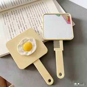 TEMU 귀여운 노란색 계란 디자인의 접이식 거울 빗. 고화질, 왜곡 없는 거울이 특징이며, 휴대하기 편리하고 언제든지 손상 보수를 할 수 있습니다.