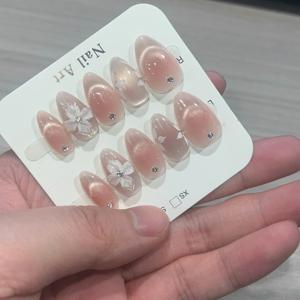 TEMU 부드러운 누드 핑크 네일 스티커 10개입, 화이트 3D 꽃과 은빛 라인스톤 액센트 포함. 10개입. 부드럽고 피부를 밝게 보이게 하는 룩. 신부, 신부 들러리, 캐주얼 복장에 적합. 모든 계절에 사용 가능.