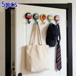 TEMU 다양한 색상의 내구성 강한 재사용 벽걸이 후크 5개 세트, 설치 시 드릴링 불필요. 욕실과 주방에 이상적인 공간절약형 벽걸이 후크로 수건, 주방용품 및 기타 소품을 걸기에 완벽합니다. 가정, 사무실, 레스토랑, 침실 문에 적합. 가방, 넥타이, 열쇠, 모자 등을 쉽게 보관. 간편한 설치, 욕실 수납에 완벽