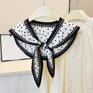 이지 레트로 스타일 이중 레플 여성용 스몰 숄. 클래식한 블랙 앤 화이트 컬러 스킴, 레터 트림, 물방울 무늬, 캐슈 레트로 패턴 3가지 스타일의 프린트가 특징입니다. 엣지에 유니폼 대비 넓은 트림 디자인.