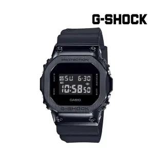 [롯데백화점]지샥 스퀘어 GM-5600UB-1DR MAIN 전자시계 메탈베젤 반전액정