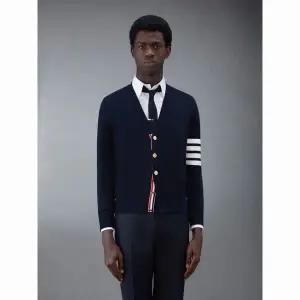 THOM BROWNE 25 4바 스트라이프 밀라노 스티치 가디건 (MKC171A 00219 415)