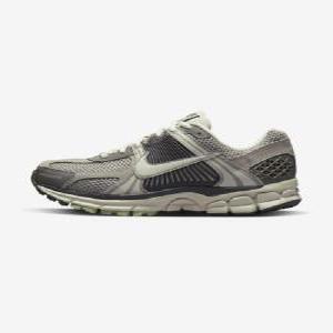 [국내정품] NIKE SNKRS 나이키 운동화 줌 보메로 5 우먼스 - 코블스톤 미디엄 애쉬 FB8825-001 매장판