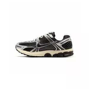 NIKE 줌 보메로 5 M - 블랙:메탈릭 실버:코코넛 밀크:크롬 / IM3486-003